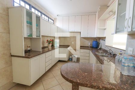 Casa à venda com 406m², 6 quartos e 3 vagas Casa à venda com 406m², 6 quartos e 3 vagasCozinha
