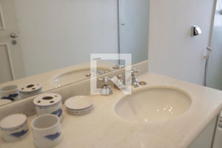 Apartamento para alugar com 202m², 3 quartos e 1 vaga Apartamento para alugar com 202m², 3 quartos e 1 vagaBanheiro 2