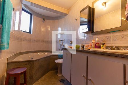 Apartamento à venda com 312m², 4 quartos e 3 vagas Apartamento à venda com 312m², 4 quartos e 3 vagasBanheiro da Suíte 1