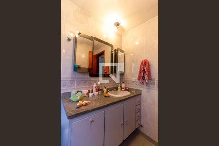 Apartamento à venda com 312m², 4 quartos e 3 vagas Apartamento à venda com 312m², 4 quartos e 3 vagasBanheiro da Suíte 1