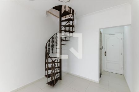 Detalhe escada de apartamento para alugar com 3 quartos, 200m² em Ponta da Praia, Santos
