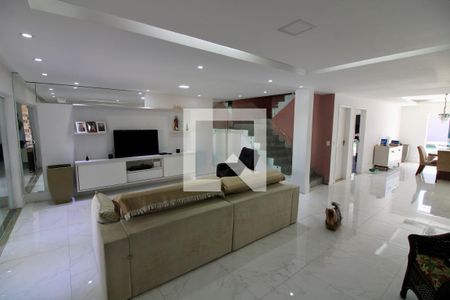 Casa de condomínio à venda com 329m², 4 quartos e 4 vagasSala