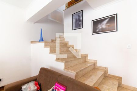 Escada  de casa para alugar com 3 quartos, 270m² em Jardim Anália Franco, São Paulo
