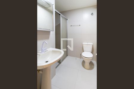 Banheiro  de kitnet/studio para alugar com 1 quarto, 40m² em Centro, Curitiba