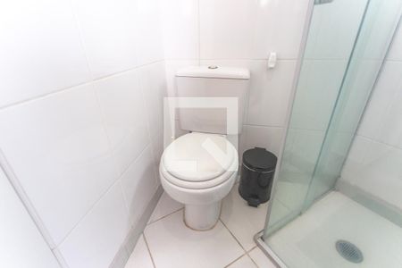 Banheiro social de kitnet/studio para alugar com 1 quarto, 30m² em Baeta Neves, São Bernardo do Campo