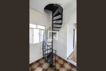 Escada de apartamento para alugar com 3 quartos, 170m² em Vila Emil, Mesquita