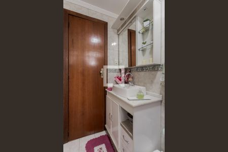 Banheiro de apartamento à venda com 2 quartos, 49m² em Rubem Berta, Porto Alegre