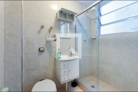 Banheiro de kitnet/studio para alugar com 1 quarto, 37m² em Ponta da Praia, Santos