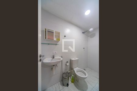 Banheiro  de casa de condomínio para alugar com 1 quarto, 35m² em Vila Suica, Santo André