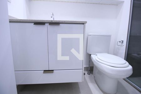 Banheiro de apartamento para alugar com 1 quarto, 27m² em Pinheiros, São Paulo