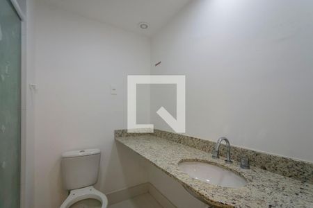 Banheiro de kitnet/studio para alugar com 1 quarto, 30m² em Partenon, Porto Alegre