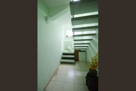 Casa à venda com 552m², 5 quartos e 3 vagas Casa à venda com 552m², 5 quartos e 3 vagasHall da escada