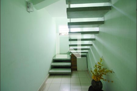 Casa à venda com 552m², 5 quartos e 3 vagas Casa à venda com 552m², 5 quartos e 3 vagasHall da escada