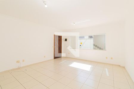 Sala de casa à venda com 3 quartos, 240m² em Jardim Peri, São Paulo