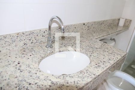 Banheiro de apartamento à venda com 2 quartos, 46m² em Vila Mazzei, São Paulo