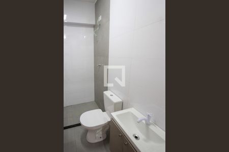 Banheiro de kitnet/studio para alugar com 1 quarto, 29m² em Vila Paulo Silas, São Paulo