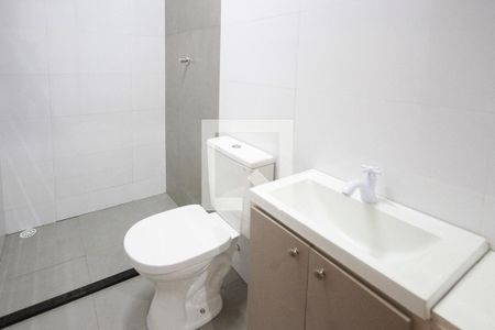 Banheiro de kitnet/studio para alugar com 1 quarto, 29m² em Vila Paulo Silas, São Paulo