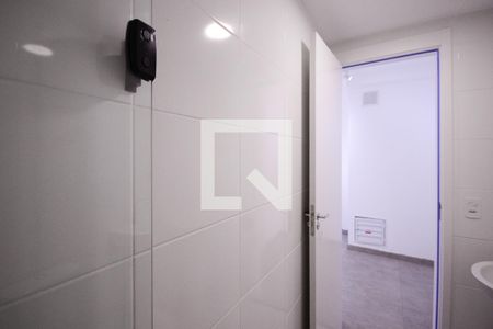 Banheiro  de apartamento para alugar com 1 quarto, 28m² em Jardim Santa Emilia, São Paulo