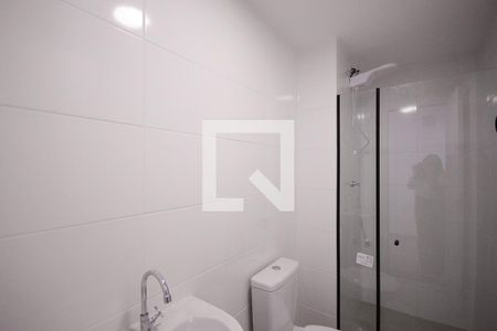 Banheiro  de apartamento para alugar com 1 quarto, 28m² em Jardim Santa Emilia, São Paulo