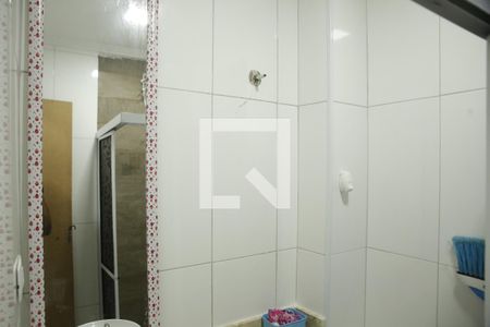 Banheiro de apartamento para alugar com 2 quartos, 38m² em Guilhermina, Praia Grande