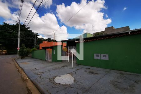 Casa à venda com 283m², 2 quartos e 3 vagas Casa à venda com 283m², 2 quartos e 3 vagasFachada