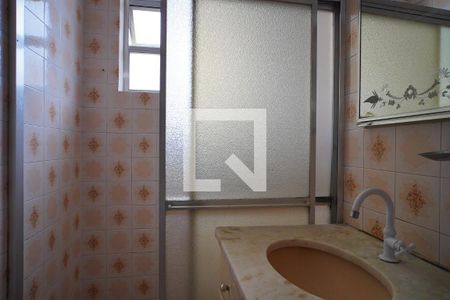 Banheiro de apartamento à venda com 1 quarto, 40m² em Passo da Areia, Porto Alegre