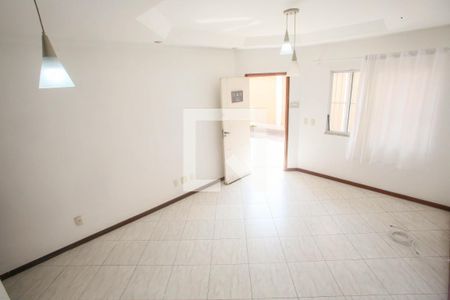 Sala de casa de condomínio para alugar com 3 quartos, 182m² em Tanque, Rio de Janeiro