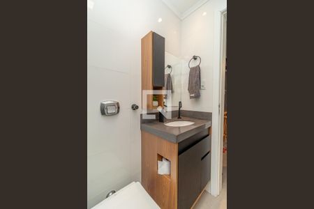 Banheiro de apartamento à venda com 1 quarto, 46m² em Passo D’areia, Porto Alegre