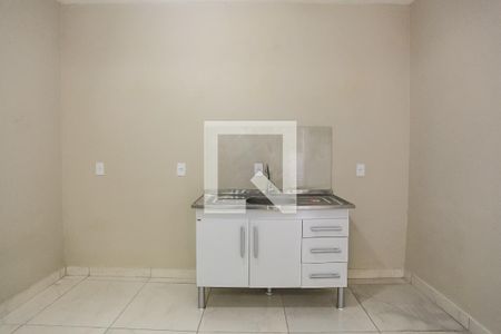 Cozinha  de kitnet/studio para alugar com 1 quarto, 28m² em Vila das Oliveiras, Taboão da Serra