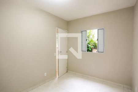 Quarto de kitnet/studio para alugar com 1 quarto, 28m² em Vila das Oliveiras, Taboão da Serra