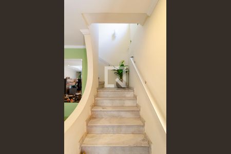 Escadas de casa à venda com 2 quartos, 133m² em Conjunto Residencial Jardim Canaã, São Paulo