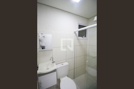 Banheiro de apartamento à venda com 1 quarto, 45m² em Vila Carmosina, São Paulo