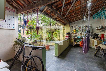 Casa à venda com 200m², 3 quartos e 2 vagas Casa à venda com 200m², 3 quartos e 2 vagasQuintal Fundos