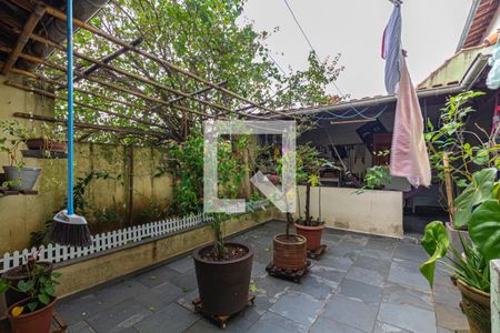 Casa à venda com 200m², 3 quartos e 2 vagas Casa à venda com 200m², 3 quartos e 2 vagasQuintal Fundos