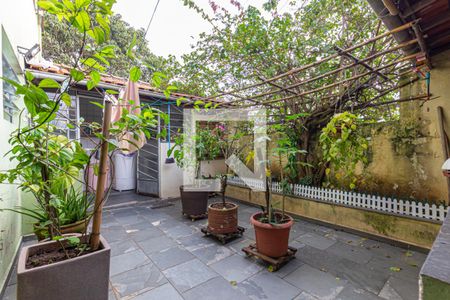 Casa à venda com 200m², 3 quartos e 2 vagas Casa à venda com 200m², 3 quartos e 2 vagasQuintal Fundos