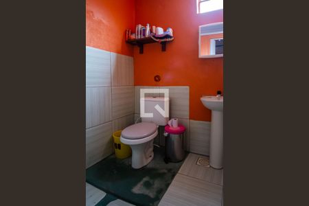 Banheiro de casa à venda com 4 quartos, 90m² em Partenon, Porto Alegre