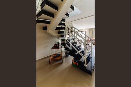 Escada de casa à venda com 3 quartos, 300m² em Vila Santa Maria, São Paulo
