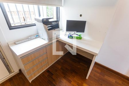 Apartamento à venda com 116m², 4 quartos e 2 vagas Apartamento à venda com 116m², 4 quartos e 2 vagasMesa de Escritório do Quarto 4