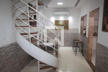 Sala de casa à venda com 2 quartos, 80m² em Bonsucesso, Rio de Janeiro