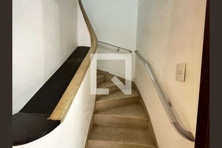 Escada de casa para alugar com 4 quartos, 160m² em Saúde, São Paulo
