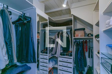 Casa de condomínio para alugar com 344m², 4 quartos e 3 vagas Casa de condomínio para alugar com 344m², 4 quartos e 3 vagasCloset