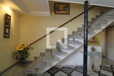 Escada de casa para alugar com 4 quartos, 270m² em Jardim Santa Cruz (campo Grande), São Paulo