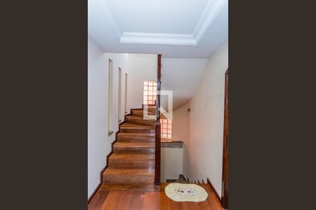 Escada de casa para alugar com 5 quartos, 517m² em São Domingos, São Paulo