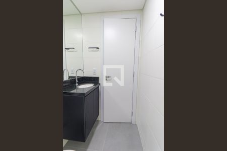 Banheiro Social de kitnet/studio para alugar com 1 quarto, 23m² em Centro, Curitiba