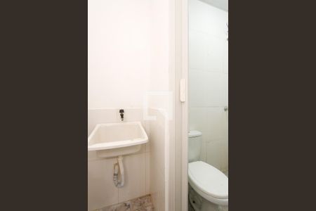 Banheiro de kitnet/studio para alugar com 1 quarto, 27m² em Jardim Itu Sabará, Porto Alegre