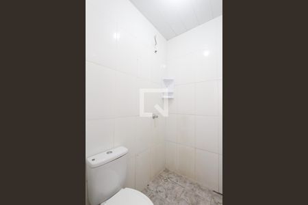 Banheiro de kitnet/studio para alugar com 1 quarto, 27m² em Jardim Itu Sabará, Porto Alegre
