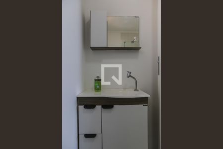 Banheiro de kitnet/studio para alugar com 1 quarto, 36m² em José Menino, Santos