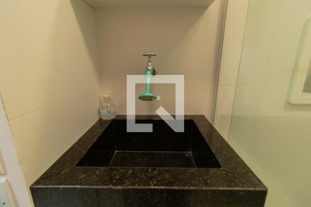 Banheiro de kitnet/studio à venda com 1 quarto, 30m² em Centro Histórico, Porto Alegre