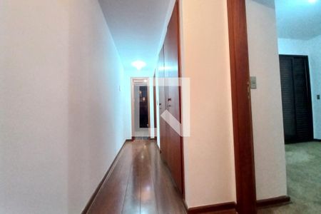 Corredor  de apartamento à venda com 4 quartos, 150m² em Cambuí, Campinas