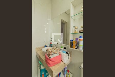 Banheiro de apartamento à venda com 1 quarto, 45m² em Vila Nova, Porto Alegre